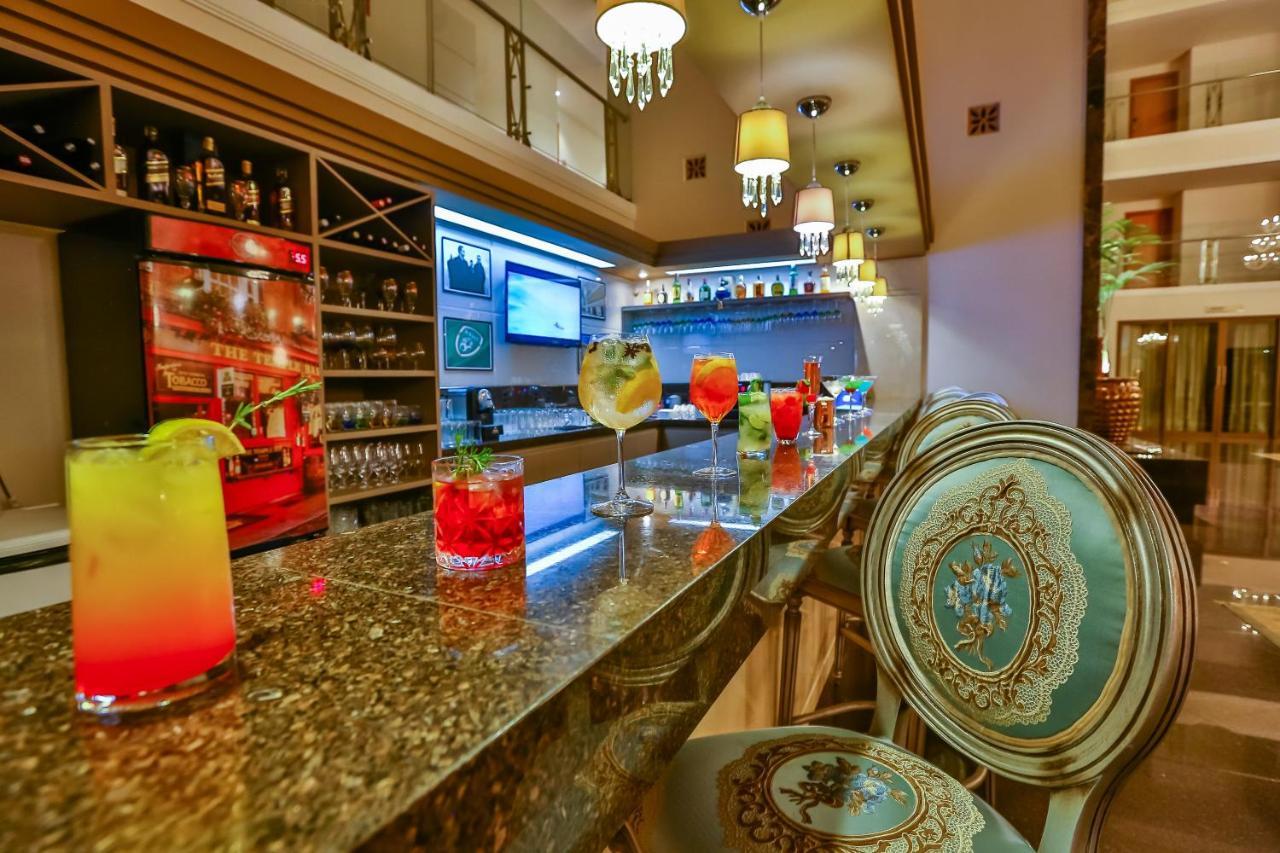 Golden Lis Hotel Boutique Goiânia Extérieur photo A bar in a hotel